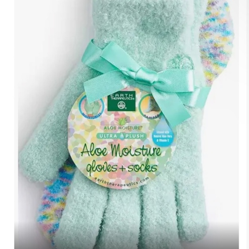 NWT Aloe Moisture Ultra Plush Socks & Gloves by Earth Therapeutics